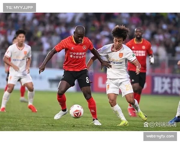 烟雾中比赛：辽宁铁人对阵国安热身赛因焚烧秸秆暂停