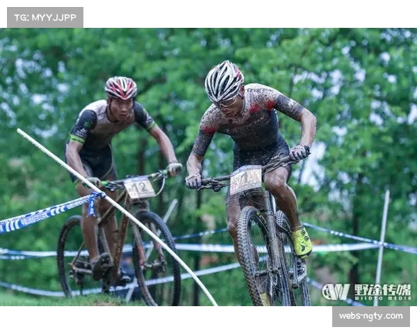 雨战影响：湿滑场地导致多次传球失误，比赛节奏被割裂